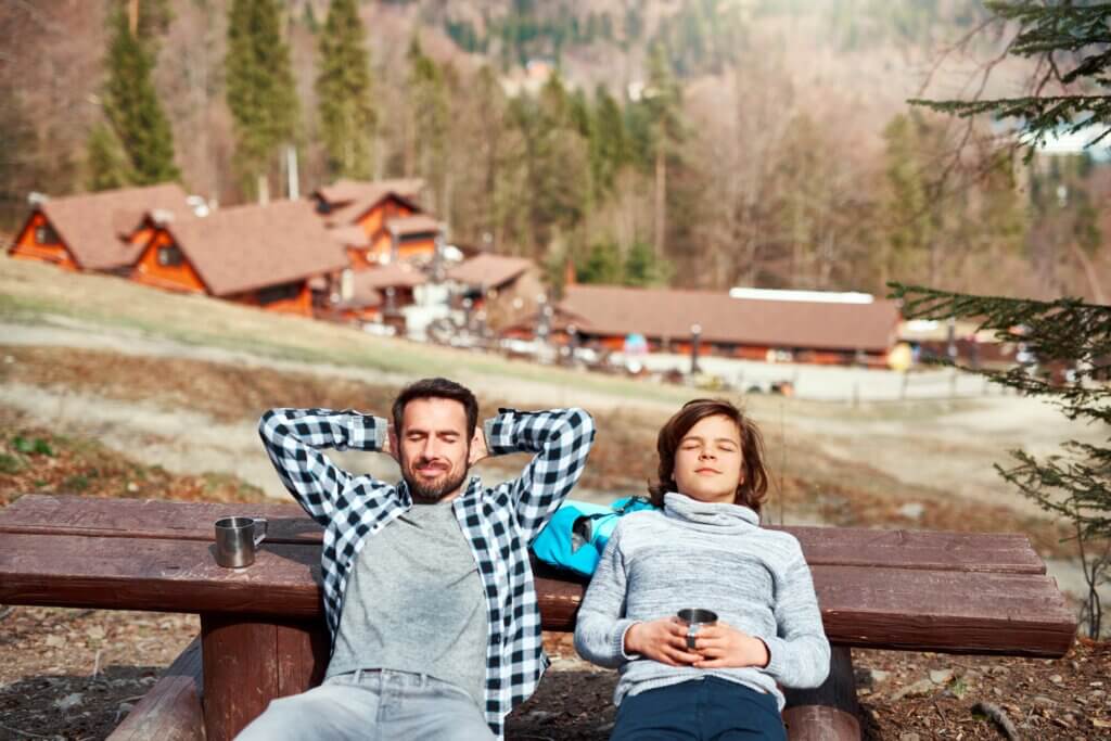 Otac i sin se sunčaju na planini